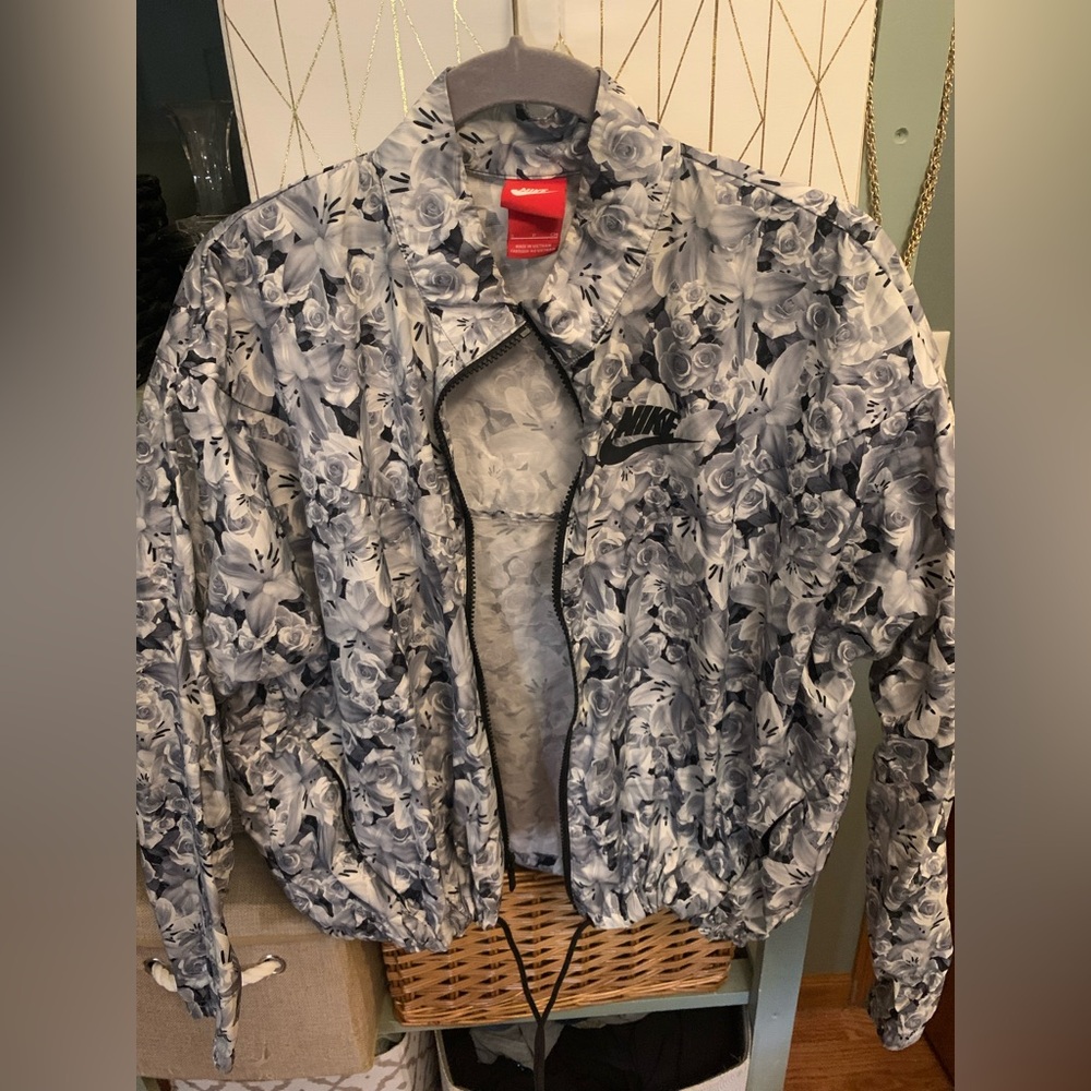 Womens Nike Floral Black and White Windbreaker Jacket size s small